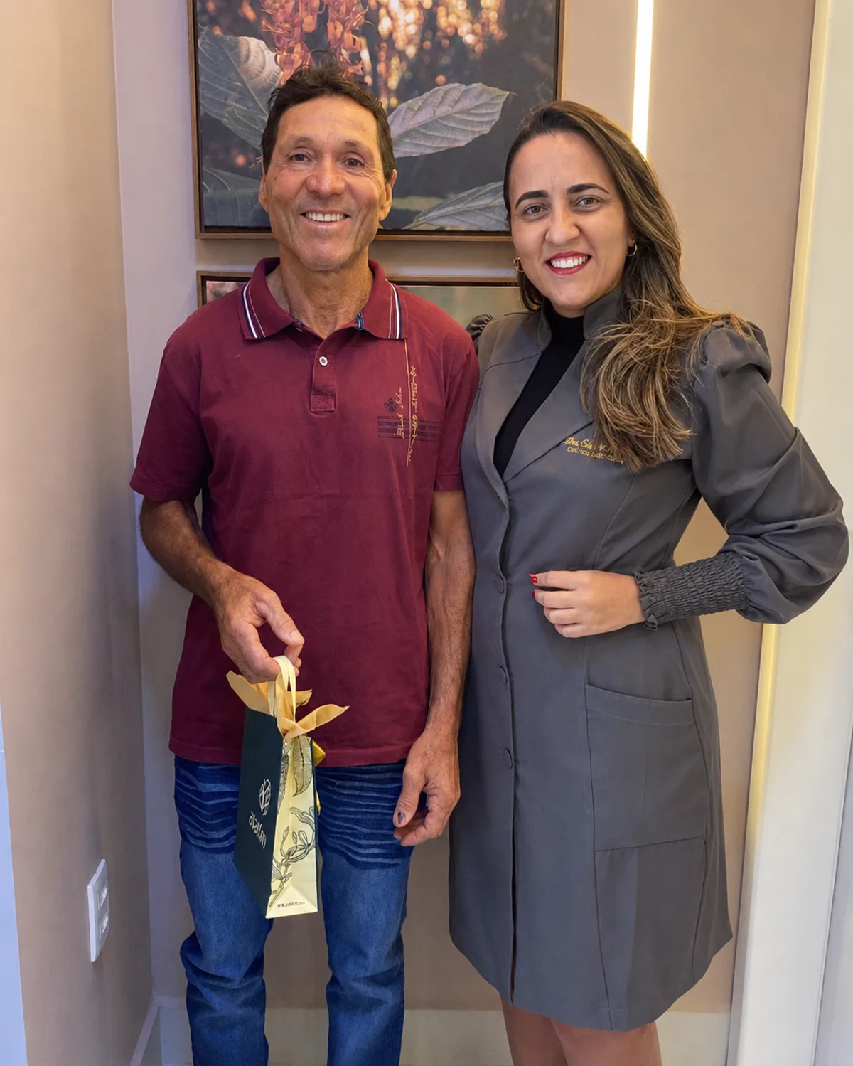 Paciente sorrindo ao lado da dentista da Clínica Alta Vitória