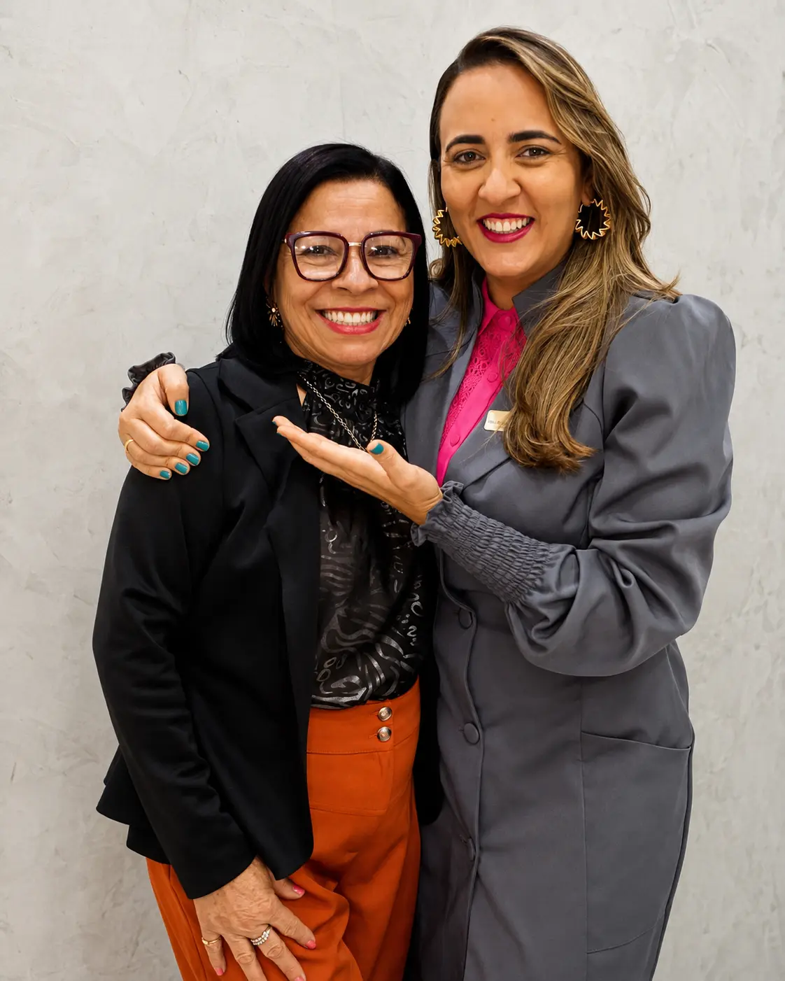 Paciente e equipe da Clínica Alta Vitória sorrindo juntos