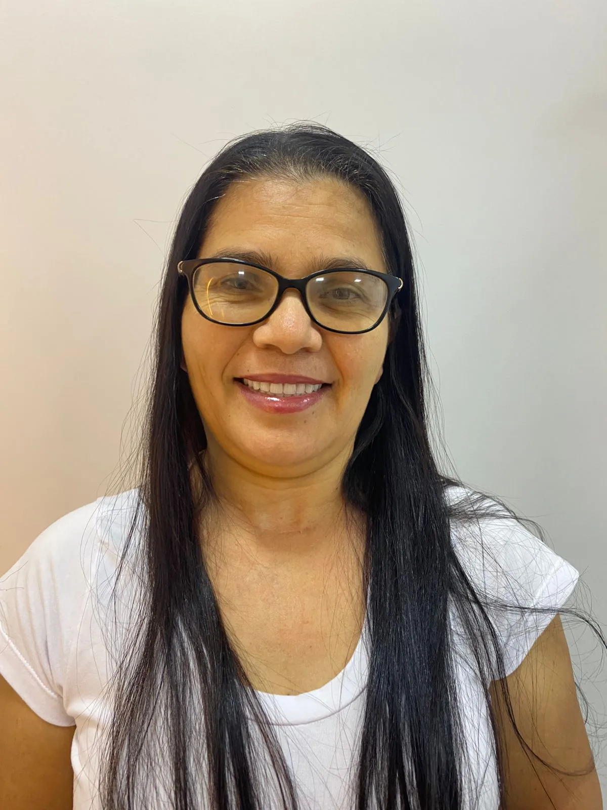 Paciente sorrindo após o tratamento na Clínica Alta Vitória