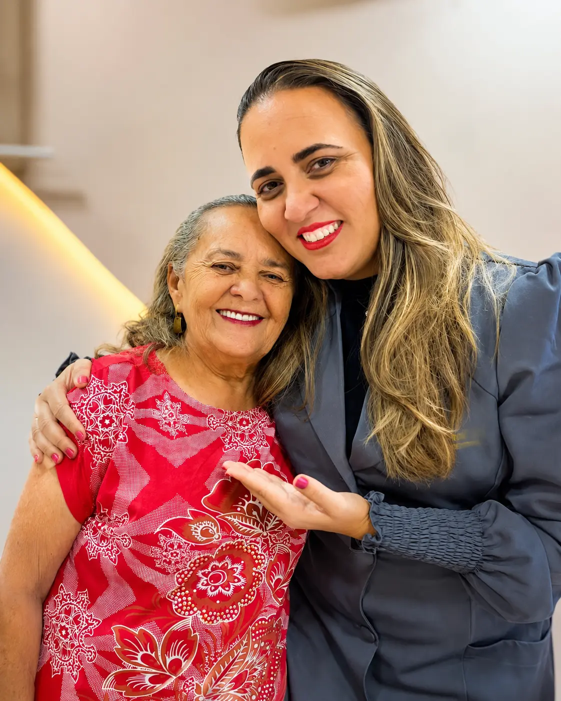 Paciente e equipe da Clínica Alta Vitória sorrindo juntos