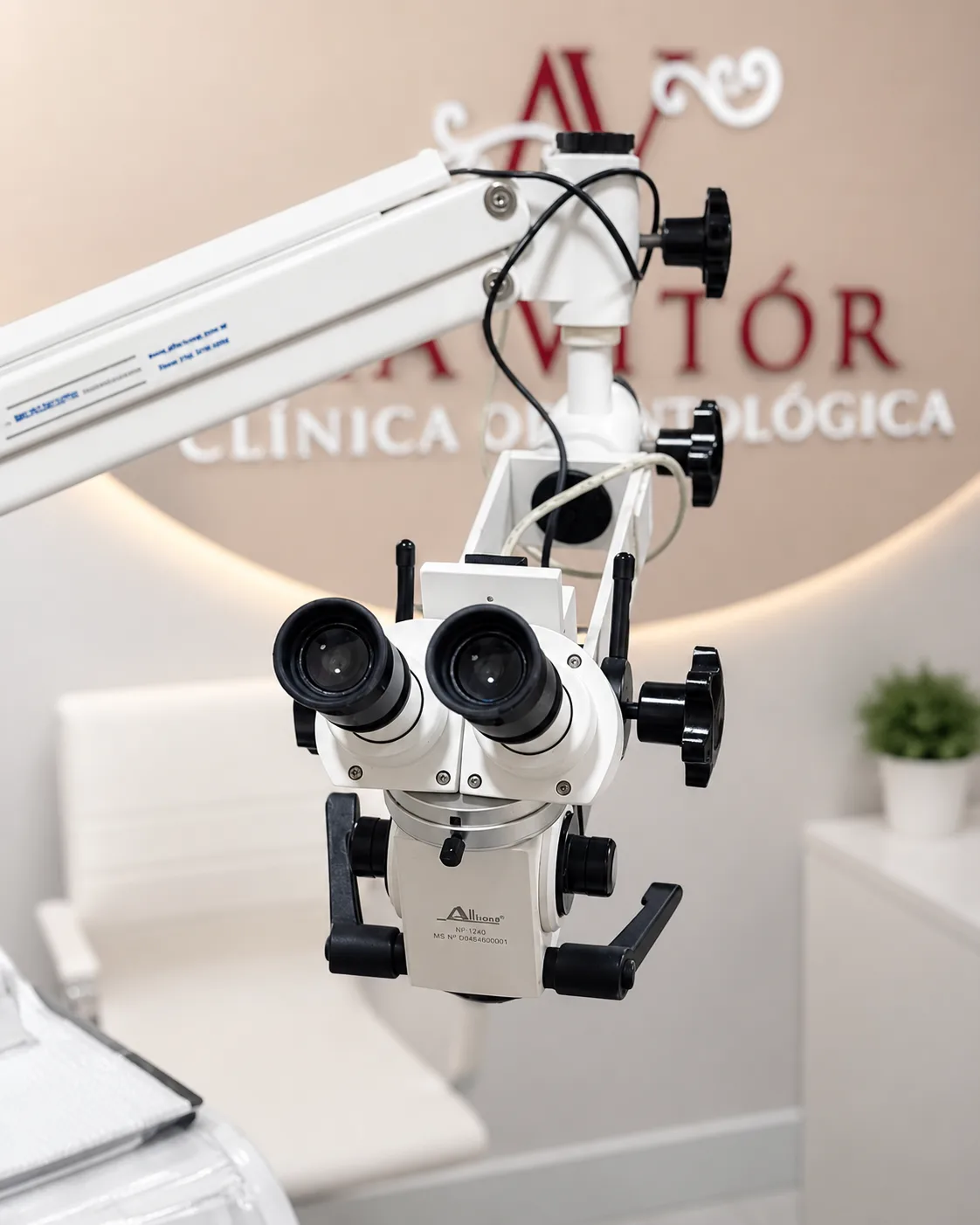 Microscópio odontológico em sala de tratamento
